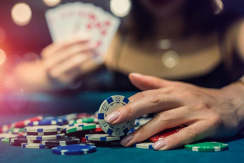 lucky-pretty-woman-playing-poker